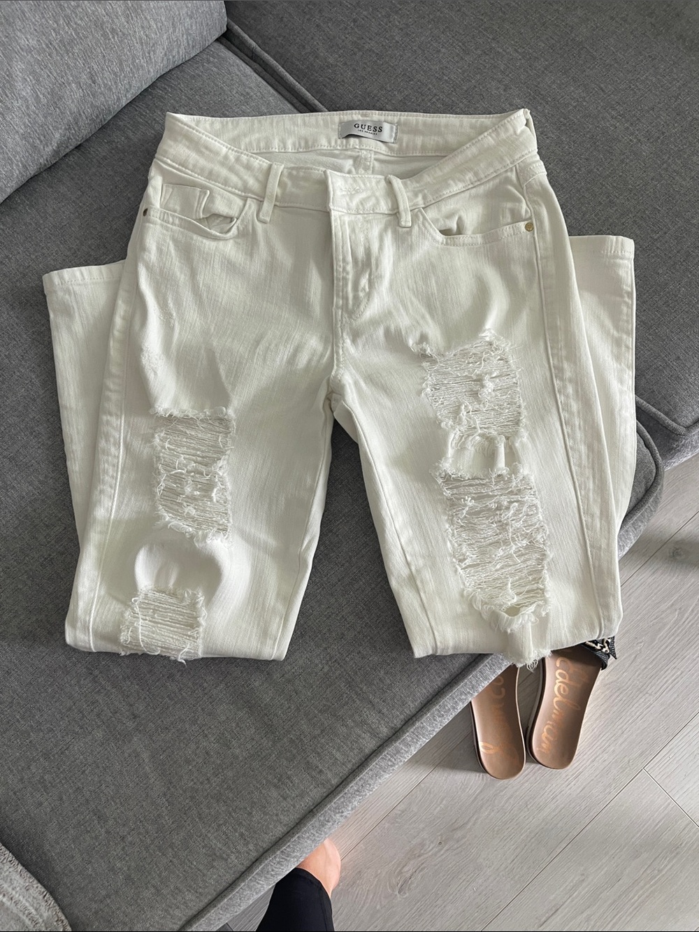 Super Cute GUESS White Ripped Skinny Jeans - Women's